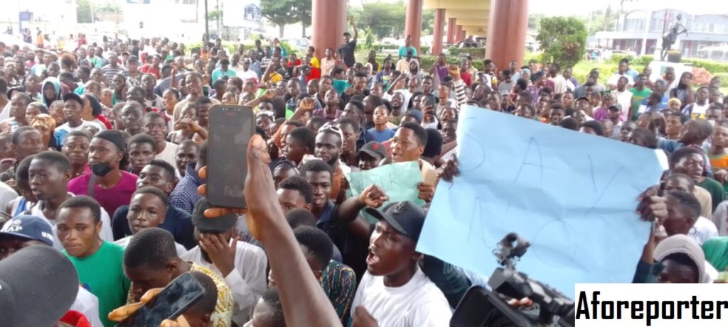 Students of The Polytechnic Ibadan Protest Renaming of Institution in Honor of Late Governor Olunloyo